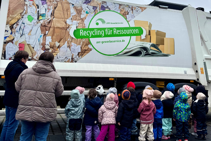 2026-02-11_AVR-GewerbeService_-Große-Augen-und-kleine-Müllexperten---Überraschiungsbesuch-der-AVR-GewerbeService-im-Kindergarten-in-Leimen.png